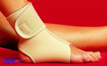 Mueller 4-Way Ankle Support with Removable Strap Small/Medium